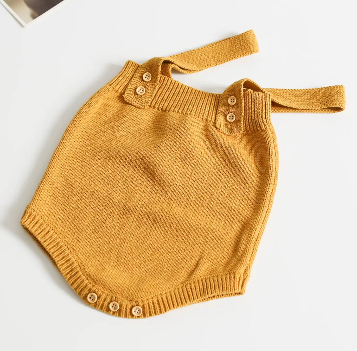 Mini Mode - Söt stickad babybodySöt stickad babybody