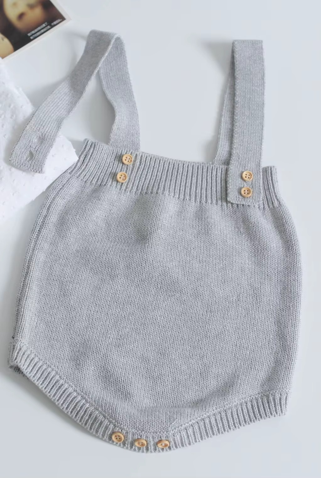 Mini Mode - Söt stickad babybodySöt stickad babybody