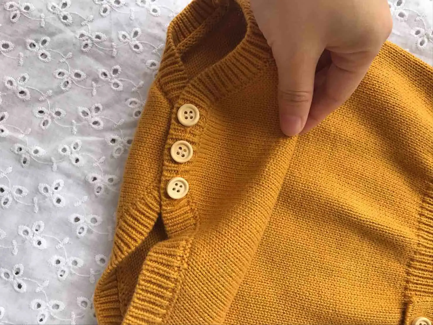 Mini Mode - Söt stickad babybodySöt stickad babybody